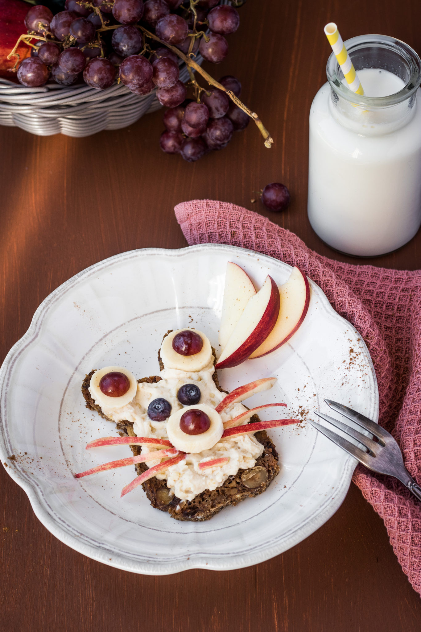 Mesti – die Maus mit Mandel-Honig-Joghurt und Müslibrot - Mestemacher.de