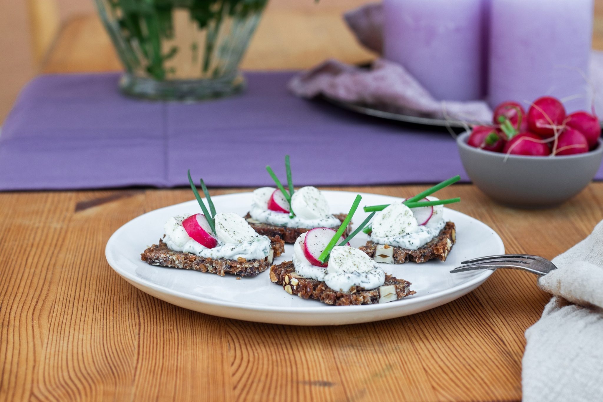 Mestemacher Müsli-Brot mit mit Kräuterquark, Mozzarella und Radieschen ...