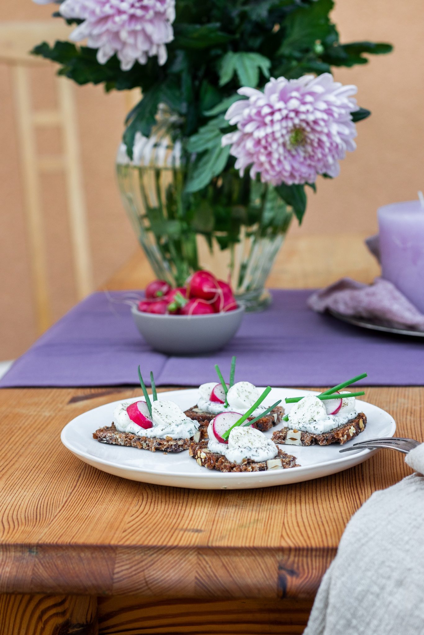 Mestemacher Müsli-Brot mit mit Kräuterquark, Mozzarella und Radieschen ...